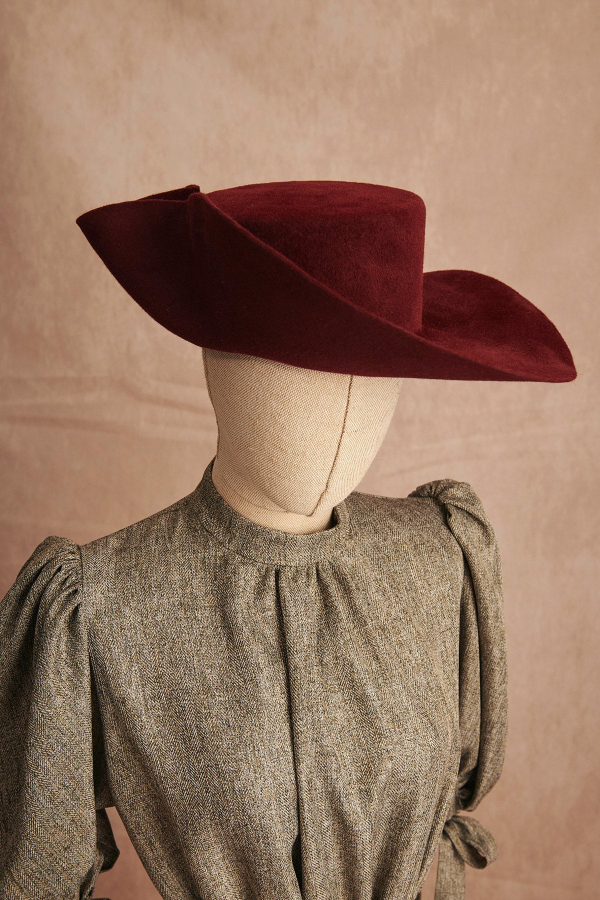 SOMBRERO ERAN BURDEOS