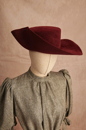 SOMBRERO ERAN BURDEOS